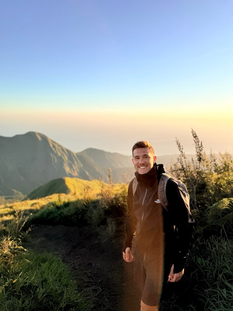 Nico auf einer Bergwanderung bei Sonnenaufgang