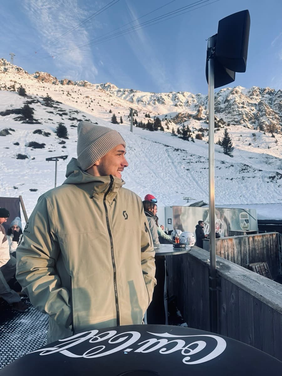 Nico in den verschneiten Bergen